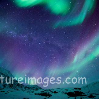 南極の空に舞う色とりどりのオーロラ