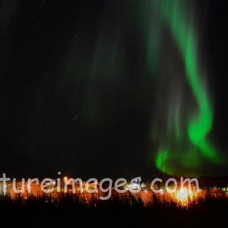 町の上のオーロラ