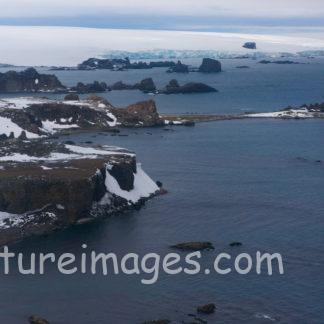 所々雪が解けた海岸