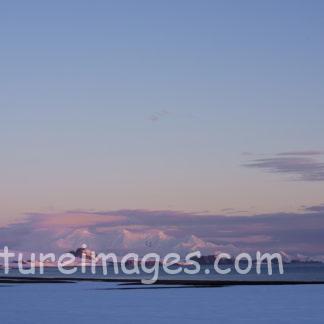 広い空の下で氷の山と雲が混ざった景色