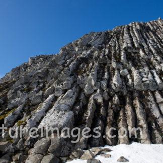 雪の上に立つ形状節理