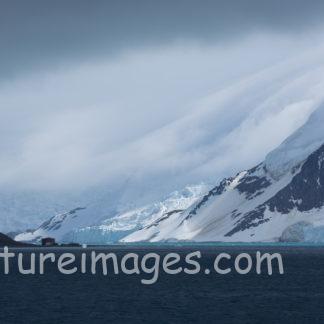 雲に隠された氷山