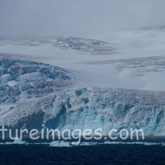 大きな青い氷壁