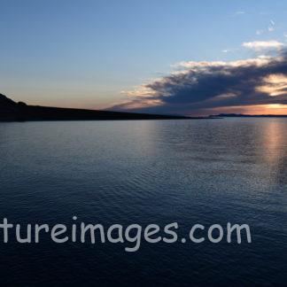 穏やかな水の上には太陽を隠す雲
