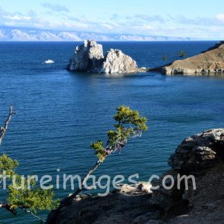 海の向こうには雪を被った山