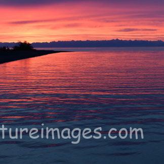 水に映るオレンジ色の空