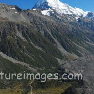 山の上には雪が残った景色
