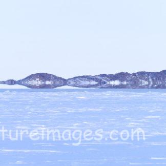 真っ白な世界に現れた岩