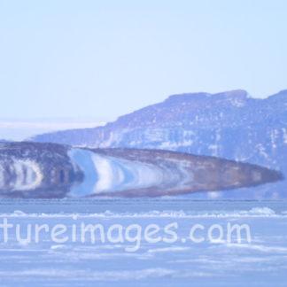 真っ白な世界に現れた大きな岩