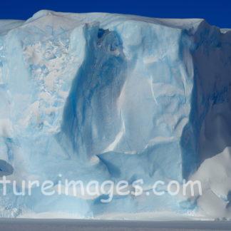 薄い青色の大きな氷山②