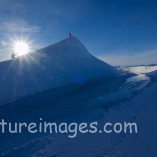 氷の山の向こうには輝く太陽