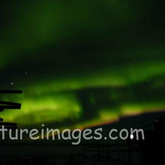真っ暗な空にオーロラ