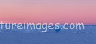 ピンクの空の下には大きな氷②