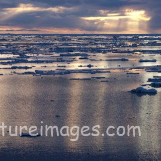 雲の合間からの光に照らされる海